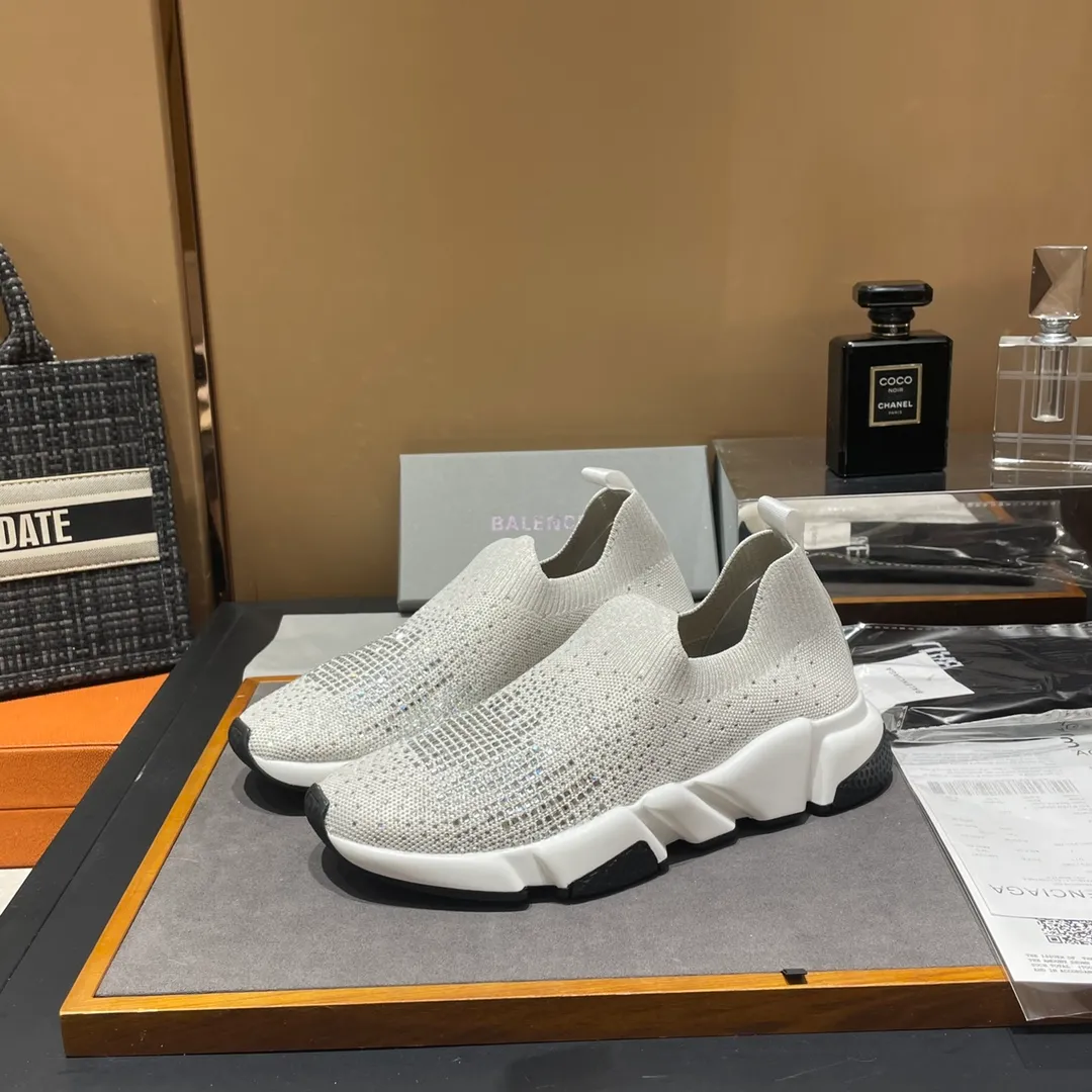 👟👟Ex-factory price 400👟👟 Balenciaga Balenciaga 🌝🌝glitter single shoes world premiere 🌈INS Weibo magazine sold out 💥💥counter limited edition ⚠️ Czech crystal hot diamond ⚠️specially customized fabric with summer cooling and heating effect ⚠️TPU ten PU vacuum combination bottom (not a plastic bottom formed by market currency) ,) The inner craftsmanship and material are the same as the original! ! Size 35 to 45M standard size (34, 46 can be customized) original high-end top complete package (with original Balenciaga socks included)